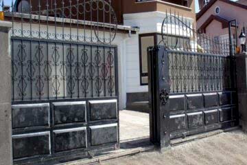 Yana Kayar Bahçe Kapıları